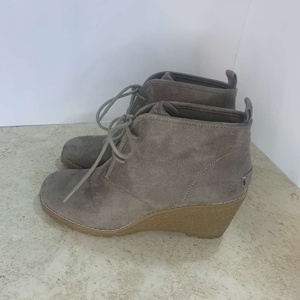 Women’s size 9 Bass shoes. No box. Slightly used.
